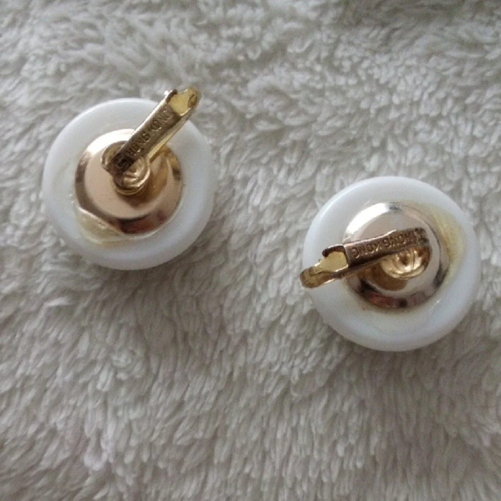 VINTAGE Elegant Gold and White Necklace Set W/ MATCHING CLIP ON EARINGS